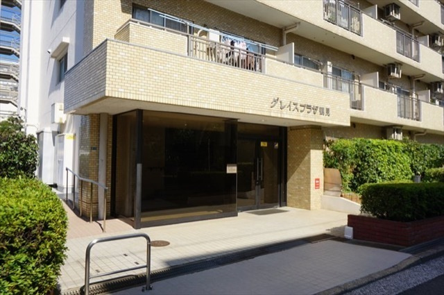 グレイスプラザ鶴見　（鶴見区鶴見中央2丁目）のエントランス|ゆとりのあるエントランスです
