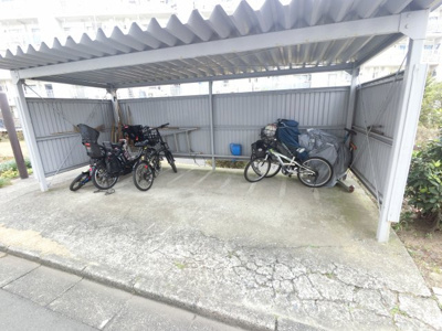 【その他共用部分】 | 竹山団地3206号棟 | 自転車置き場です。
屋根付きなので雨が降っても安心です。
