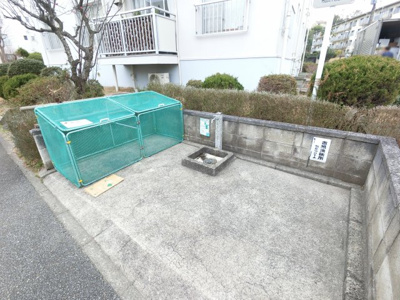 【その他共用部分】 | 竹山団地3206号棟 | ごみ置き場です。
敷地内にあるのでゴミ出しが楽ちんです。
