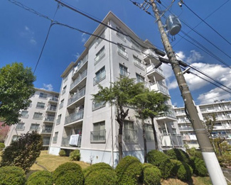 【外観】 | 南西角部屋につき日当たり・通風良好！
ワンフロア2世帯のため隣接箇所の少ないお部屋です。