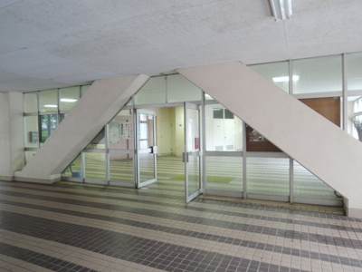 【エントランス】 | 天王町スカイハイツ5号棟 | 相鉄線「天王町」駅徒歩5分、快速停車駅「星川」駅徒歩6分
通勤時間の短縮でご家族と過ごす時間を増やす事が出来ます。