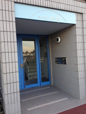 【エントランス】 | 横浜星の丘ビューシティA棟 | 相鉄線「上星川」駅徒歩17分、「和田町」駅バス5分「浄水場」停歩4分
駅前には相鉄ローゼンがあり毎日のお買い物にとても便利です。