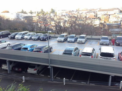 【駐車場】 | 横浜星の丘ビューシティA棟 | 自走式駐車場。
月額9,000円～14,000円(空き状況は担当者までご確認下さい。)