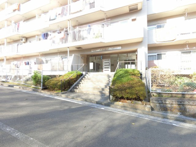 【エントランス】 | グリーンヒルズ横浜D棟 | 周りに緑があり､お手入れされていて、きれいなエントランスです。