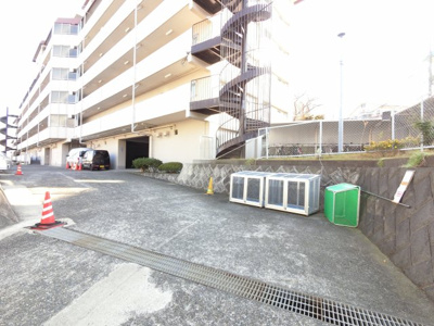 【その他共用部分】 | グリーンヒルズ横浜D棟 | ゴミ置き場です。
敷地内にあるのでゴミ出しが楽ちんです。
