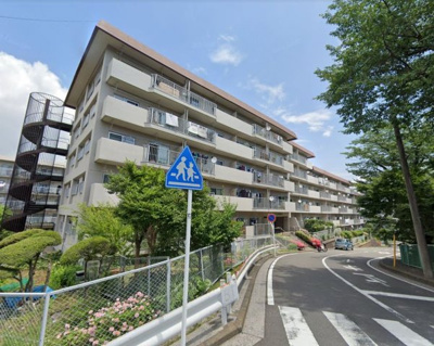 【外観】 | グリーンヒルズ横浜D棟 | JR保土ケ谷駅バス8分、元町橋交番前停徒歩3分、フルリノベーション3階部分、お部屋から公園が一望できます。