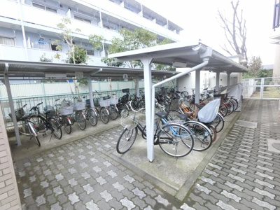 【その他共用部分】 | コスモ日吉 | 自転車置き場です。
屋根付きで雨が降っても安心です。