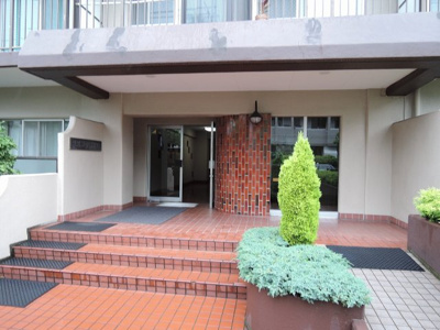 【エントランス】 | ネオコーポ山下 | みなとみらい線「元街・中華街」駅徒歩15分
JR京浜東北・根岸線・横浜線「桜木町」駅バス16分「みなと赤十字病院」停徒歩1分。