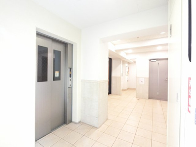【その他共用部分】 | シティ能見台つどいの街五番館 | お買い物時やベビーカーの出し入れに便利なエレベーター付。
