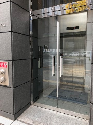 クローバー青山・ONEビルのエントランス