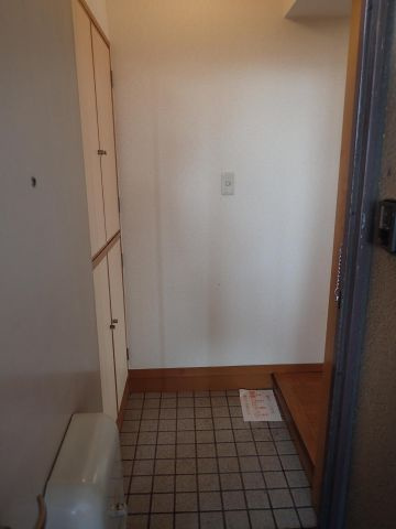 第二新海マンションの玄関