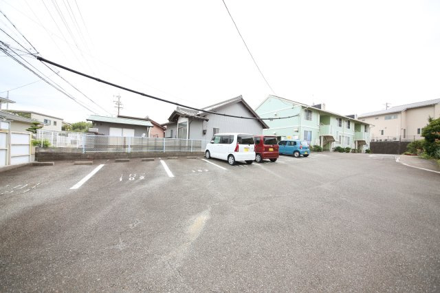 フローレスOTAの駐車場