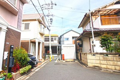 【前面道路含む現地写真】 | 大阪府門真市北島町　中古戸建 | 前道幅員約4.7ｍ　小さいお子様がいらっしゃるご家庭でも家の前に車が通り抜ける事がないので安心ですね！