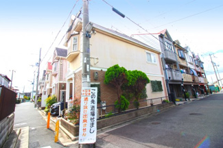 【前面道路含む現地写真】 | 北側も通路になっているので、開放的なポジションです！一度、実際にご覧になってみませんか？暮らしやすい周辺環境も含め、スタッフがご案内いたします。お家探しの第一歩としてでも大丈夫です(^^)/
