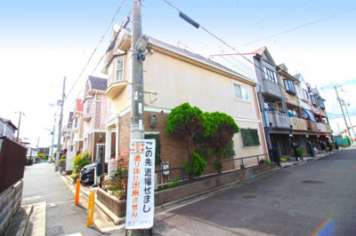 【前面道路含む現地写真】 | 大阪府門真市北島町　中古戸建 | 北側も通路になっているので、開放的なポジションです！一度、実際にご覧になってみませんか？暮らしやすい周辺環境も含め、スタッフがご案内いたします。お家探しの第一歩としてでも大丈夫です(^^)/