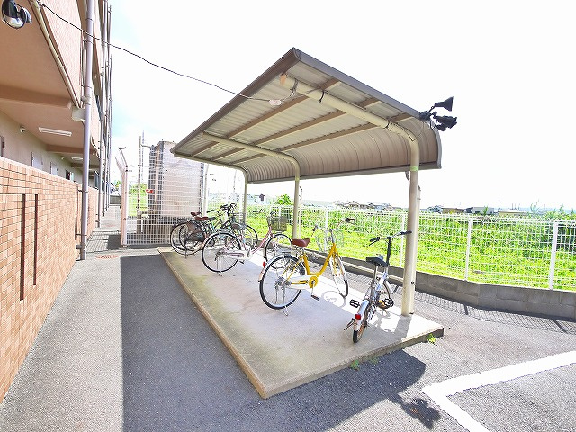 ルミエールヨシダの駐車場|ゆったりとした駐輪スペース。