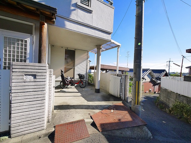 九条貸家の駐車場|カースペースがあります