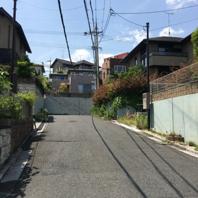【前面道路含む現地写真】 | 大津市雄琴3丁目7-5　中古戸建 | 南側の6ｍ道路（東側から）