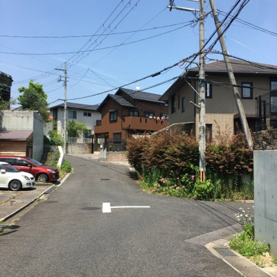 【前面道路含む現地写真】 | 大津市雄琴3丁目7-5　中古戸建 | 西側の6ｍ道路（南側から）