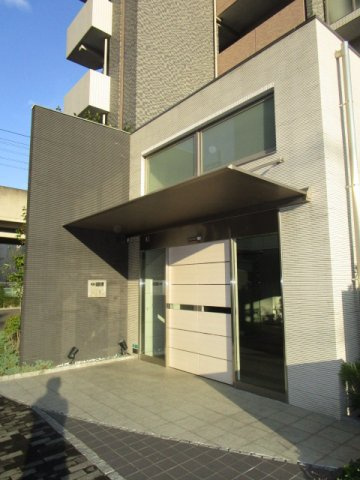 大阪市淀川区新高３丁目の賃貸マンションのエントランス