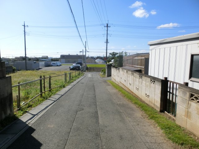 鴻巣市登戸の売地の前面道路含む現地写真