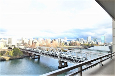 【展望】 | メロディーハイムグランセーヌ | 大川沿いに立地し、眺望良好！夏は天神祭りの花火や船渡御、秋は紅葉、春は桜が楽しめます。