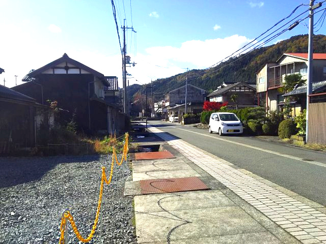 高島市朽木市場119坪土地の前面道路含む現地写真