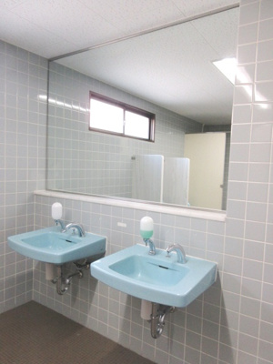 【洗面所】 | 海岸通の事務所ビル | 男性用洗面台