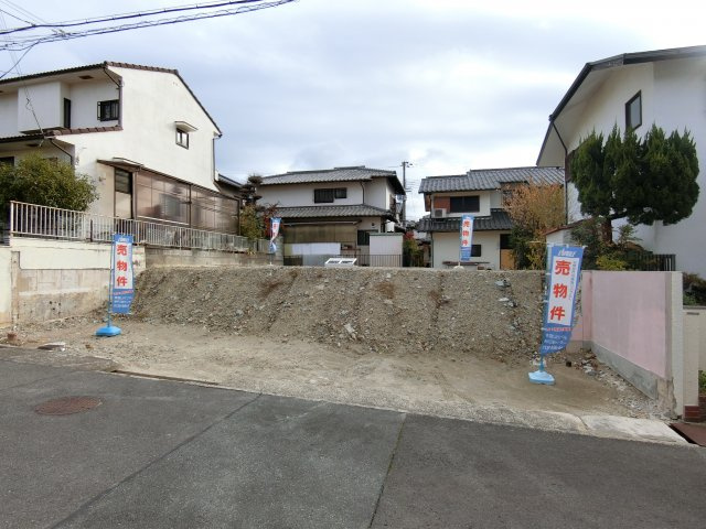 神戸市垂水区つつじが丘２丁目　売土地の前面道路含む現地写真|間口の広い敷地です　建築条件はありません