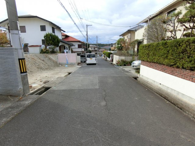 神戸市垂水区つつじが丘２丁目　売土地の前面道路含む現地写真