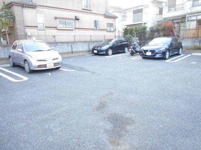 グランメール輝の駐車場