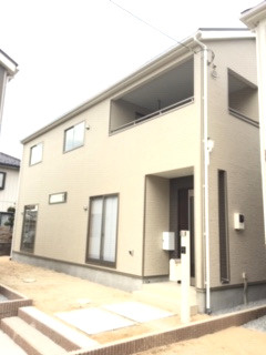 【外観】 | 新築　加須市　花崎2丁目　全4棟　4号棟　 | 外観もきれいです。・花崎駅徒歩10分・駐車場２台・南向き・４ＳLDKとｲﾝﾅｰﾊﾞﾙｺﾆｰ・花崎北小・加須東中・駅徒歩10分電車通勤。新型コロナの影響につき、お電話下さい。