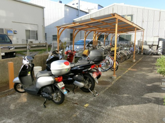 【その他共用部分】 | 綺麗に清掃された管理体制の整った駐輪場、バイク置き場。