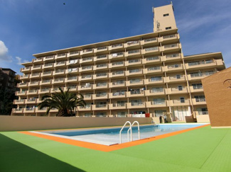 【外観】 | きれいな外観です。プールも完備されてます。