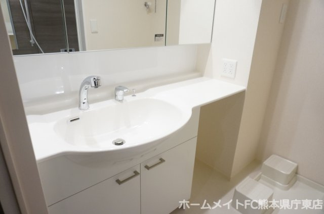 上益城郡益城町大字広崎のアパートの独立洗面台