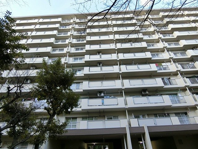 昭島つつじが丘ハイツ3号棟の外観