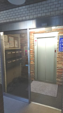 ロリエ市ヶ谷ビルのエントランス