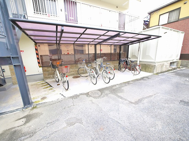 春日マンションのその他共用部分|ゆったりとした駐輪スペース。