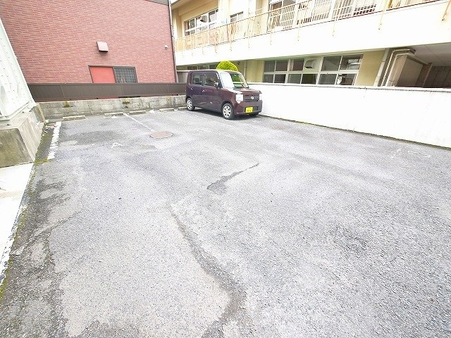 春日マンションの駐車場|駐車場があります