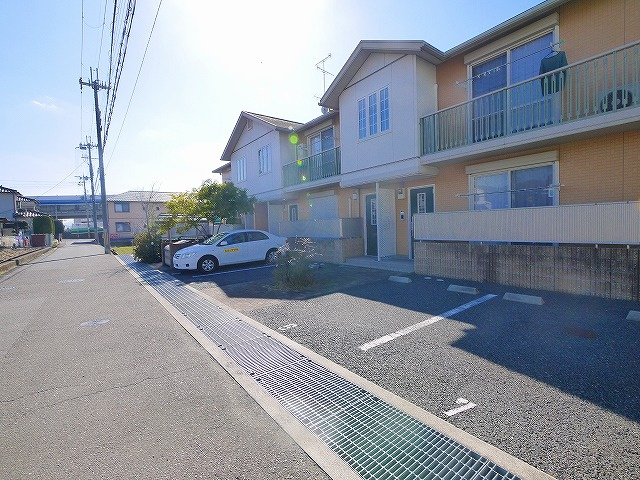 ファミールなかいの駐車場|駐車場があります