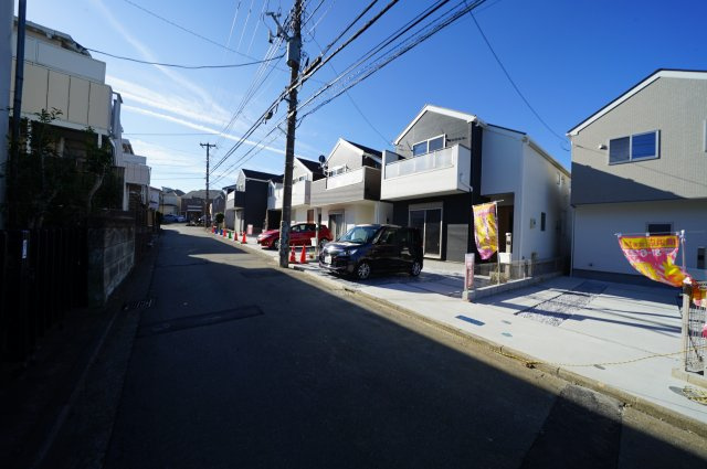 全５棟！！整った街並みのお家が令和２年１月完成！便利な星川駅から徒歩１１分。全棟カースペース２台！の前面道路含む現地写真