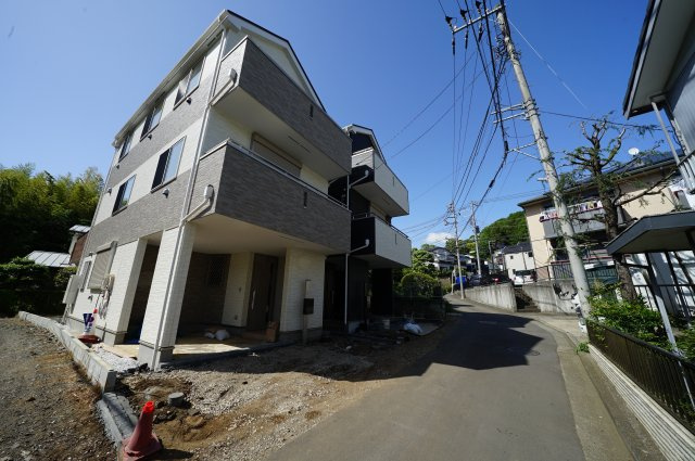 保土ヶ谷区今井町全3棟　新築戸建ての前面道路含む現地写真
