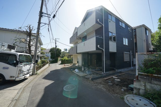 保土ヶ谷区今井町全3棟　新築戸建ての前面道路含む現地写真