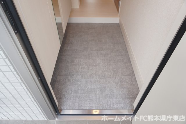 熊本市東区下江津６丁目のアパートの玄関