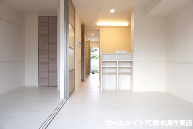 熊本市東区下江津６丁目のアパートの居間・リビング