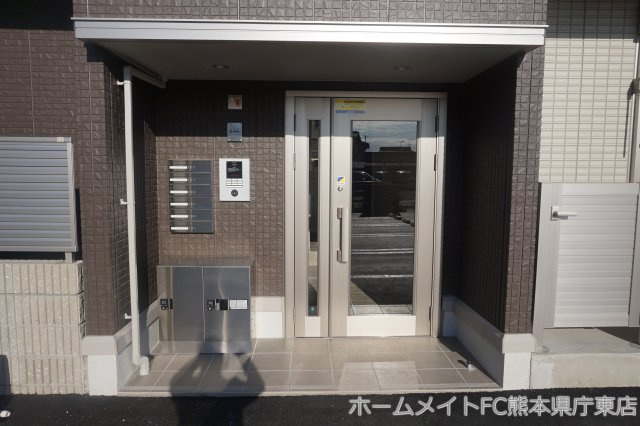 熊本市東区長嶺東５丁目のアパートのエントランス