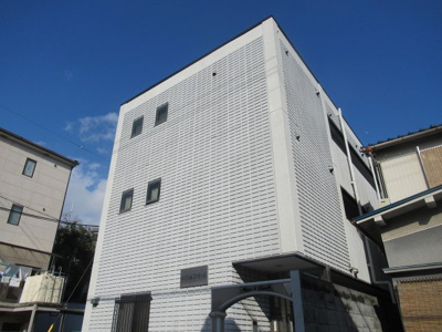 【外観】 | メゾンドファミール岡村（長瀬賃貸） | 外観は落ち着いています