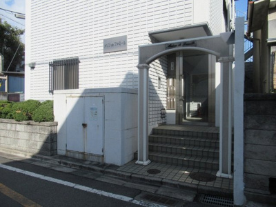 【エントランス】 | メゾンドファミール岡村（長瀬賃貸） | 建物の内部です