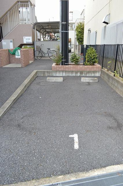 コスモアージュの駐車場