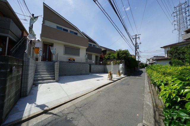 保土ヶ谷区釜台町全2棟　新築戸建ての前面道路含む現地写真